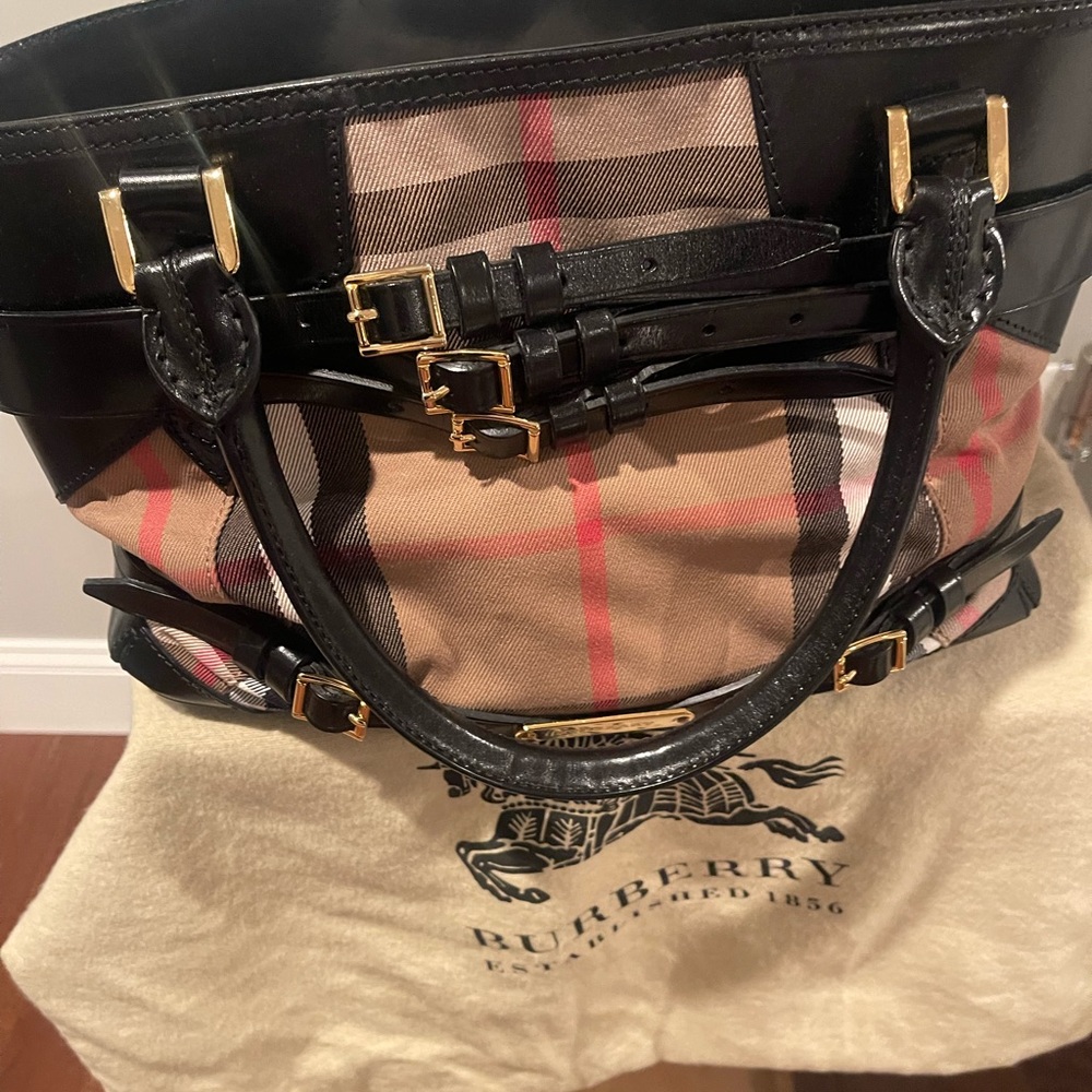 Burberry Authentic Handbag looks new lightly used 3x - Picture 3 of 8